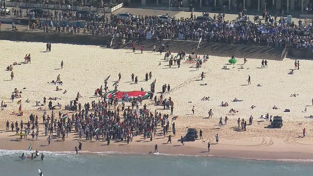 .﻿9News vision shows hundreds of people on the steps of the beach. (9News)