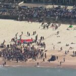 5.﻿9News vision shows hundreds of people on the steps of the beach. (9News)