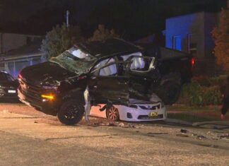 시드니 벨모어, 주행 중 차량 전복돼 주차 차량 위로 추락 Police are investigating whether speed was a factor in the crash. (9News)