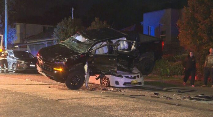 시드니 벨모어, 주행 중 차량 전복돼 주차 차량 위로 추락 Police are investigating whether speed was a factor in the crash. (9News)