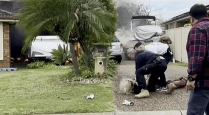 화재로 집을 잃은 호주 엄마, 아들과의 갈등이 불러온 비극 The son was cuffed by police out the front of the home. Credit 7NEWS