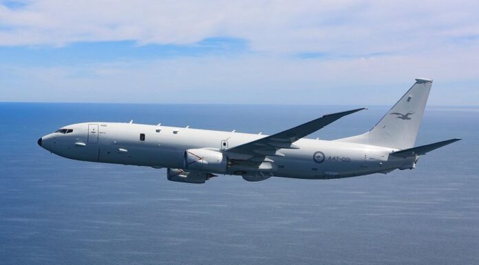 남중국해에서 중국 전투기, 호주 초계기에 플레어 발사 A file image of the The Royal Australian Air Force's first P-8A Poseidon. (US Department of Defence)_9news