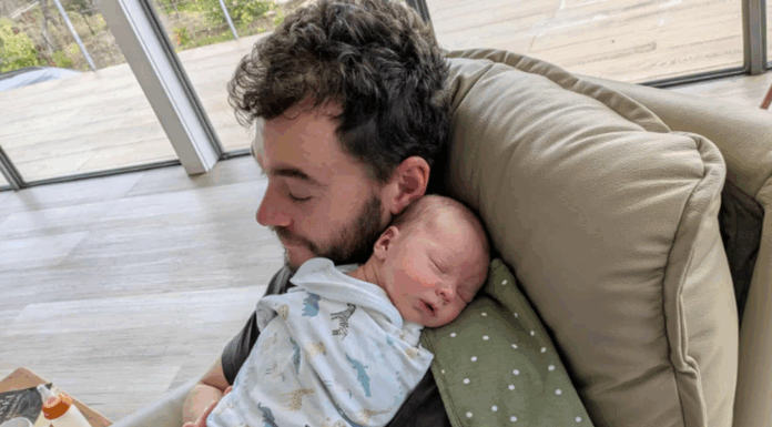 멜버른 출신 푸드 인플루언서, 출산 중 희귀 합병증으로 사망 Family, friends and the community have rallied behind Nathan Warnecke and Axel. (GoFundMe)_9news