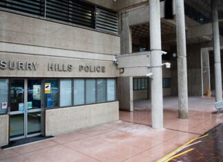 시드니 서리힐스 경찰서, 퀴어 역사 벽화 철거 논란 The police are working with Smith on a new artwork for the Surry Hills Police Station. (Edwina Pickles)_9news