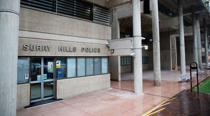 시드니 서리힐스 경찰서, 퀴어 역사 벽화 철거 논란 The police are working with Smith on a new artwork for the Surry Hills Police Station. (Edwina Pickles)_9news