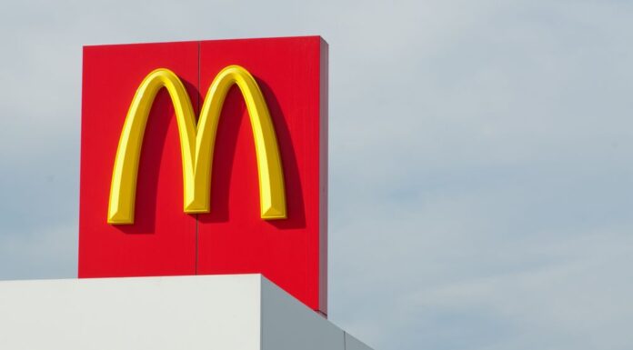 호주 시드니 뉴타운, 맥도날드 개점 계획 거부 The recommendation of refusal was adopted after the matter was put to members of the meeting. (Getty)_9news