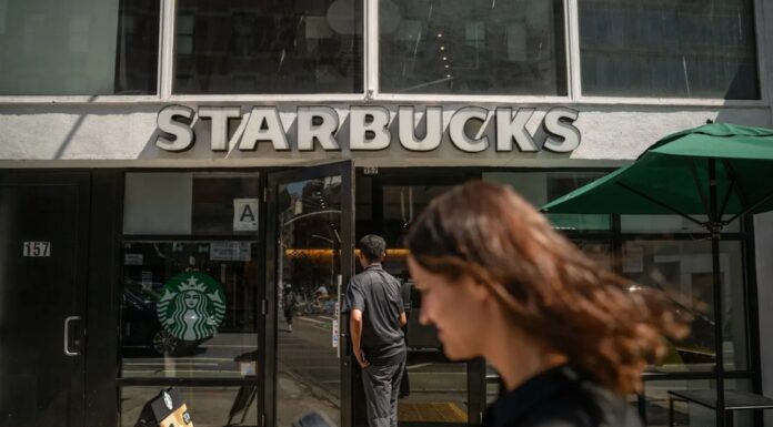 미국 워싱턴, 스타벅스 대규모 점포 폐쇄 Starbucks shuttered hundreds of stores across the US on the weekend.CreditBloomberg