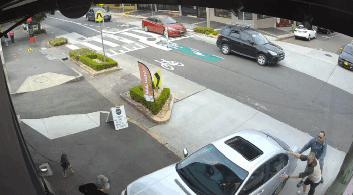 호주 시드니 카페로 차량 돌진 사고 발생 A woman, believed to be aged in her 70s, was taken to hospital with serious injuries after she was pinned to a wall by the car. (Nine)