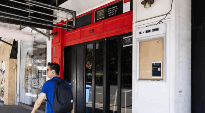 호주 시드니 나이트클럽, 지역 사회의 반발로 이름 변경 강요받아 The site on Oxford Street where the owner of Palms plans to open a new club in December. (Louise Kennerley)_9news