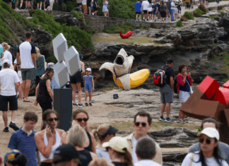 시드니 조각 전시회 설치자, 안전 문제 제기 후 해고 주장 Sculpture by the Sea is a popular event in Sydney. (Edwina PicklesSMH)
