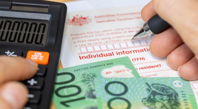 호주 전역, 세금 신고 지연 시 최대 1650달러 벌금 부과 가능 Australians have less than three weeks to submit their tax returns to avoid penalties exceeding $1500. (Getty)_9news