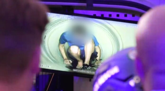 호주 시드니, 체포 피하려 하수구 숨은 남성 검거 The man was located by police inside a storm drain. (Nine)