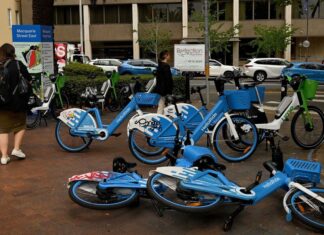 호주 NSW, 공유 전기자전거 규제 강화 및 과태료 도입 The new law aims to reduce the amount of e-bike clutter on streets across NSW. (Kate GeraghtySMH)