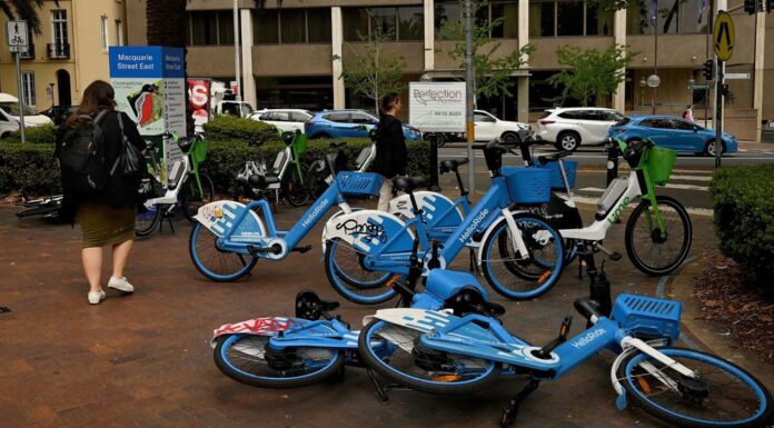 호주 NSW, 공유 전기자전거 규제 강화 및 과태료 도입 The new law aims to reduce the amount of e-bike clutter on streets across NSW. (Kate GeraghtySMH)