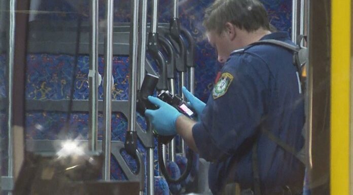 호주 시드니, 매릭빌 버스서 난데없는 흉기 공격 발생 Police are still trying to track down the attacker. (Nine)