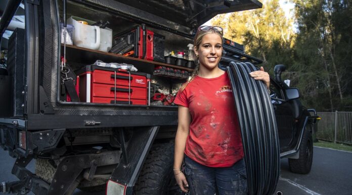 호주 NSW, TAFE가 틱톡 인플루언서와 손잡고 기술 인력 부족 해결 나서 Yana Marks began her plumbing apprenticeship at the age of 17. (Steven Siewert)_9news