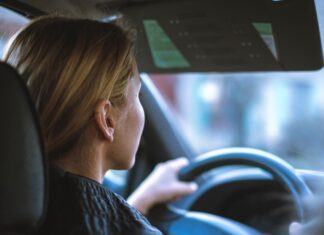 호주 운전 중 음식·음료·흡연 규칙 변경 jababorak_unsplash_supercarrides