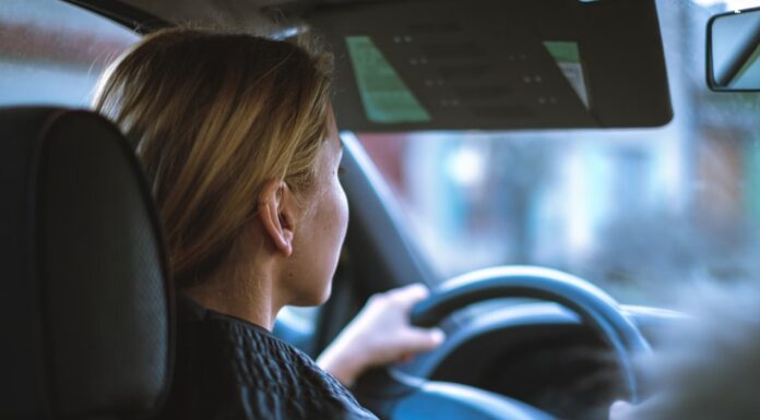 호주 운전 중 음식·음료·흡연 규칙 변경 jababorak_unsplash_supercarrides