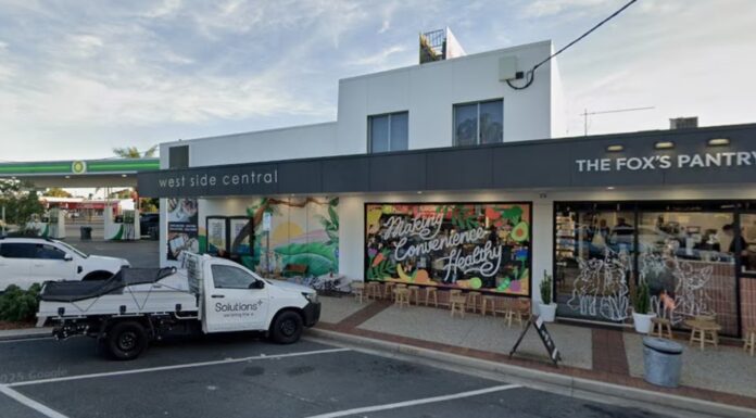 호주 골드코스트, 10대 청소년의 선행에 칭찬과 보상 Mr McKellar went back to Fox's Pantry and saw CCTV footage of the teen handing back the money without a second thought. Picture Google Maps_news.com.au