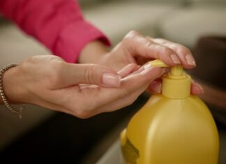 호주서 선크림 18종 회수…SPF 최대 4까지 낮아져 Eighteen sunscreens in Australia have now been pulled from shelves or paused from supply over concerns about SPF protection. (ABC News Mark Leonardi)