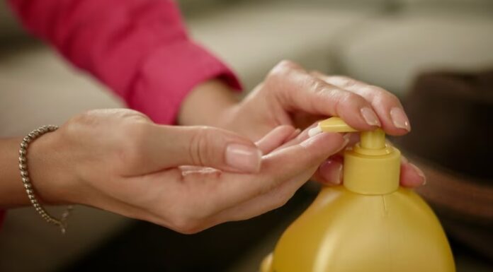 호주서 선크림 18종 회수…SPF 최대 4까지 낮아져 Eighteen sunscreens in Australia have now been pulled from shelves or paused from supply over concerns about SPF protection. (ABC News Mark Leonardi)