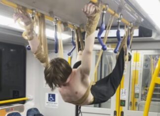 호주 시드니, 10대 공공교통 ‘퍼포먼스 아트’ 체포 One of the alleged stunts included Joshua Cherub duct taping himself to the overhead railings of a Sydney train. Picture Instagram_news.com.au