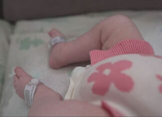 호주 뉴사우스웨일스 병원, 신생아 팔찌 바뀌는 ‘충격적 혼선’ 발생 The identification bracelets on baby Willow's ankles belonged to another newborn. (A Current Affair)