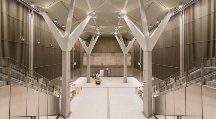 멜버른 메트로 타운홀 역 완공 공개 The station features a grand entrance hall below City Square with a roof supported by high columns shaped like huge tree branches. (Supplied)_ninenews