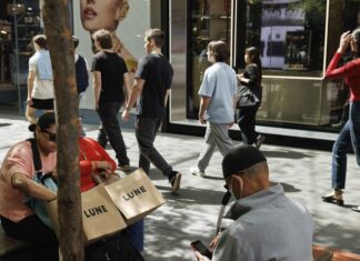 호주 시드니, 내년까지 ‘불안한 경기’ 이어질 전망 A rise in consumer spending is expected to ease off over the next 12 months. (Max Mason-Hubers)_9news