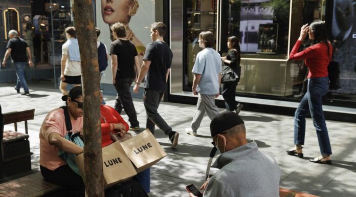 호주 시드니, 내년까지 ‘불안한 경기’ 이어질 전망 A rise in consumer spending is expected to ease off over the next 12 months. (Max Mason-Hubers)_9news