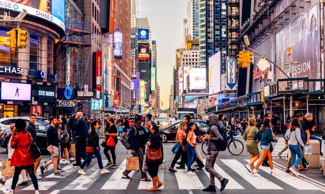 Advice on the Australian government's Smartraveller website advises that a valid visa does not guarantee entry to the US. Source Getty Alexander Spatari_sbs news