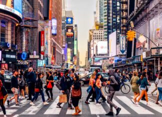 미국 거주 호주인들, 정치 불안 속 비상 대피 준비 Advice on the Australian government's Smartraveller website advises that a valid visa does not guarantee entry to the US. Source Getty Alexander Spatari_sbs news
