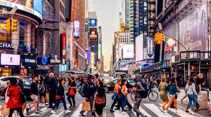 미국 거주 호주인들, 정치 불안 속 비상 대피 준비 Advice on the Australian government's Smartraveller website advises that a valid visa does not guarantee entry to the US. Source Getty Alexander Spatari_sbs news