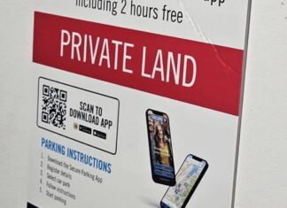 호주 시드니 버닝스 매장, ‘앱 등록 주차’ 논란 확산 A sign at Bunnings in Balgowlah urged customers to register via an app. (Facebook)_9news