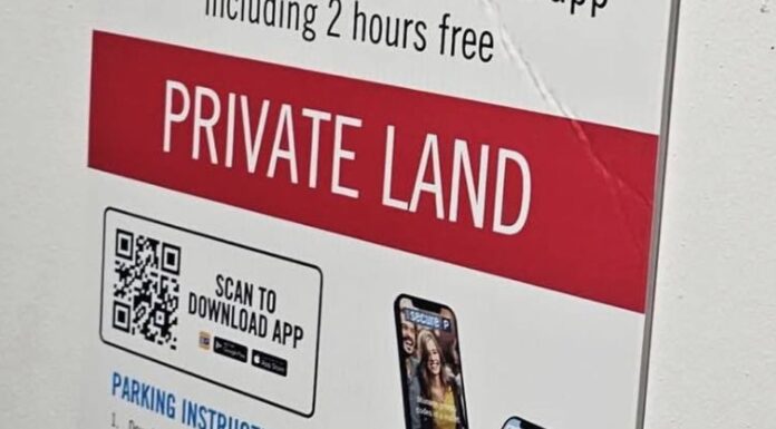 호주 시드니 버닝스 매장, ‘앱 등록 주차’ 논란 확산 A sign at Bunnings in Balgowlah urged customers to register via an app. (Facebook)_9news