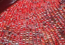 중국 안후이성, 국경절 연휴 끝에 톨게이트 36차선 전면 정체 Aerial view of traffic at the Wuzhuang Toll Station on October 7. Picture Fang DongxuVCG via Getty Images