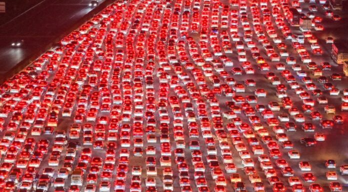 중국 안후이성, 국경절 연휴 끝에 톨게이트 36차선 전면 정체 Aerial view of traffic at the Wuzhuang Toll Station on October 7. Picture Fang DongxuVCG via Getty Images