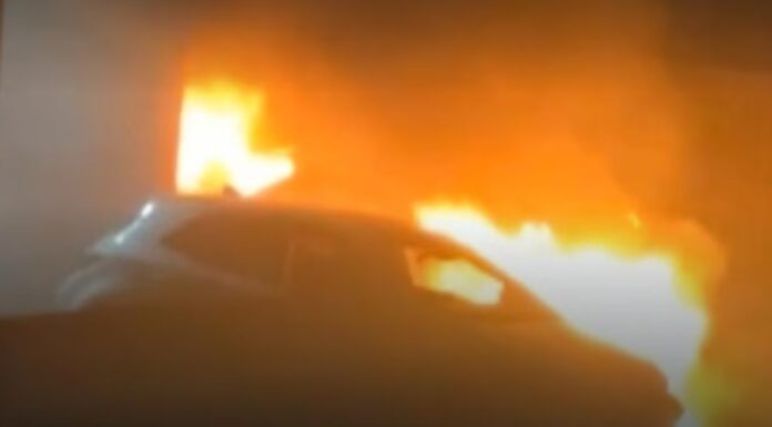 호주 시드니 서부, 새벽 시간 연쇄 화재 발생 Emergency services raced to the car fires about 330am Saturday. Picture 9News