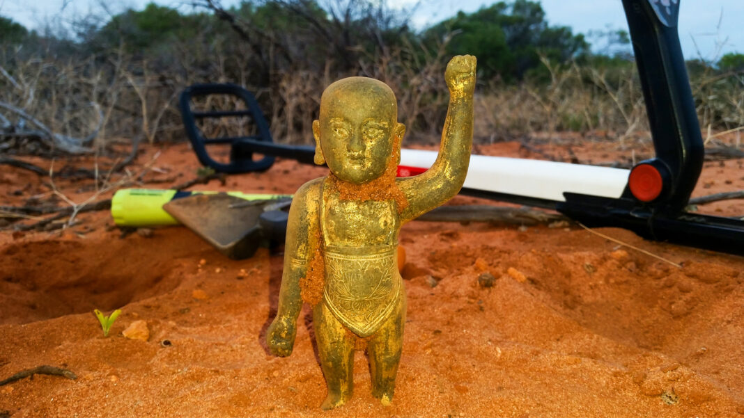 The Baby Buddha, weighing just over a kilogram, was unearthed from the red sands of Shark Bay. (Supplied Shayne Thompson)_ABCNEWS