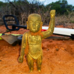 8.The Baby Buddha, weighing just over a kilogram, was unearthed from the red sands of Shark Bay. (Supplied Shayne Thompson)_ABCNEWS