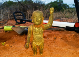 서호주 샤크베이에서 발견된 명나라 불상, 중국 반환 요구 The Baby Buddha, weighing just over a kilogram, was unearthed from the red sands of Shark Bay. (Supplied Shayne Thompson)_ABCNEWS