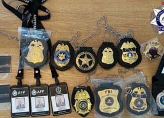호주 시드니서 가짜 경찰 사칭한 부동산 개발업자 체포 Inside his Sydney Harbour-side apartment officers allegedly uncovered a trove of fake law enforcement badges, including the CIA, FBI and US Secret Service. (Australian Federal Police)