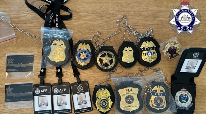 호주 시드니서 가짜 경찰 사칭한 부동산 개발업자 체포 Inside his Sydney Harbour-side apartment officers allegedly uncovered a trove of fake law enforcement badges, including the CIA, FBI and US Secret Service. (Australian Federal Police)