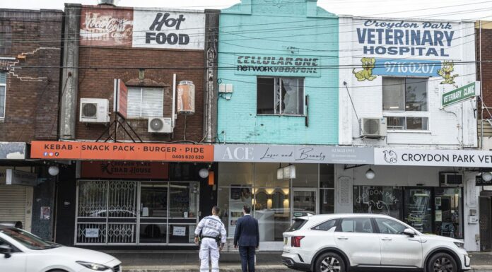 호주 시드니 크로이든 파크에서 총기 난사발생 …1명 중태·16명 이상 경상 Aftermath of overnight's shooting at Croydon Park. (Thomas Wielecki)