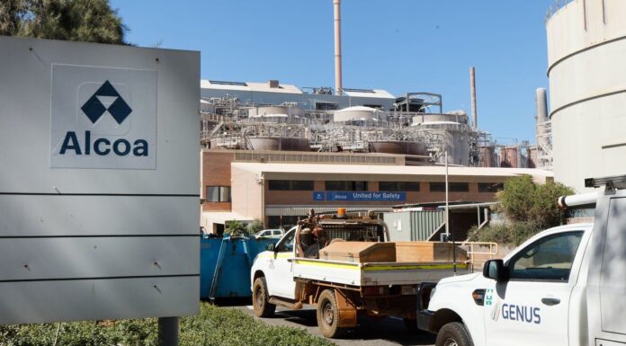 서호주 알루미나(Alcoa) 정유소 폐쇄로 일자리 감소 예상 Alcoa will close its Kwinana refinery in Western Australia. (Trevor Collens)