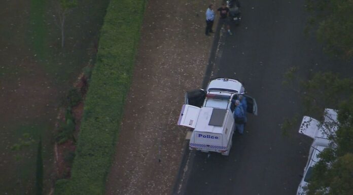 브리스번 한 의사, 에어비앤비에서 딸과 함께 사망한 채 발견 Police were called to perform a welfare check at the home about 12.45pm yesterday. (9News)