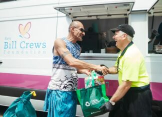 빈곤층 시드니 서부지역 진료소 GP구할 수 없어 개점 휴업 The Rev Bill Crews Foundation food van manager and driver Tony Farrell, serving up lunch and grocery drops to those in need at the Lethbridge Park Community Centre, December 7.CreditDion Georgopoulos