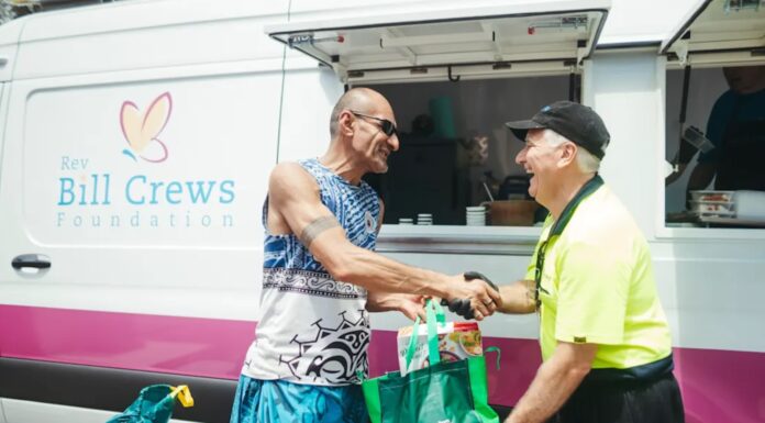 빈곤층 시드니 서부지역 진료소 GP구할 수 없어 개점 휴업 The Rev Bill Crews Foundation food van manager and driver Tony Farrell, serving up lunch and grocery drops to those in need at the Lethbridge Park Community Centre, December 7.CreditDion Georgopoulos