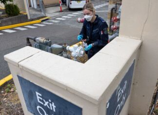 호주 시드니 케어리나 병원 가스 설비 조작 사건으로 70대 남성 사망 A police forensic worker examines the scene at Kareena Private Hospital in Caringbah after the alleged sabotage. (Sam Mooy)_9news