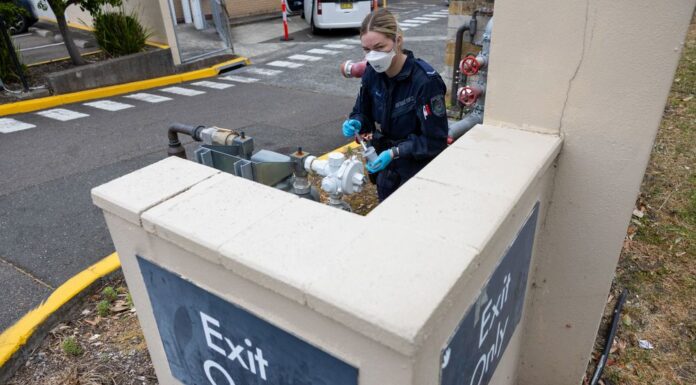 호주 시드니 케어리나 병원 가스 설비 조작 사건으로 70대 남성 사망 A police forensic worker examines the scene at Kareena Private Hospital in Caringbah after the alleged sabotage. (Sam Mooy)_9news
